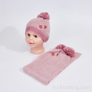 Chapeau en gros et écharpe en tricot pour les enfants